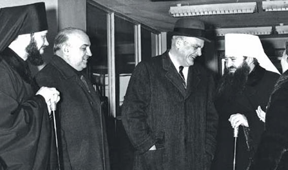Митрополит Никодим, (слева направо) представитель Русской Православной Церкви при Всемирном совете Церквей епископ Звенигородский Владимир (Сабодан) и сотрудник ОВЦС А. А. Казем-Бек встречают генерального секретаря ВСЦ Ю. К. Блейка. Москва. 1967 г. Архив ОВЦС